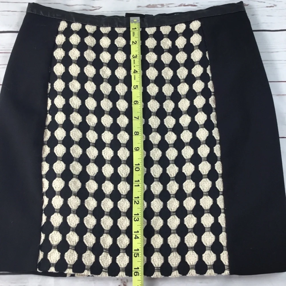 H&M‎ Black & Cream Skirt. Size 8.